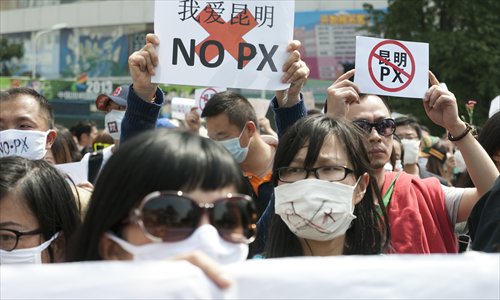 People gather in the center of Kunming to oppose the construction of a petrochemical plant by the China National Petroleum Corporation in Kunming, Southwest China's Yunnan Province, on May 4, 2013. Photo: IC