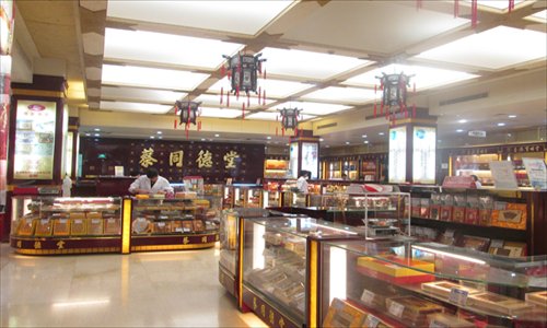 The time-honored brands Cai Tong De Tang, Shaowansheng and Zhang Xiao Quan dotted along Nanjing Road East. Photos: Sun Shuangjie/GT and CFP