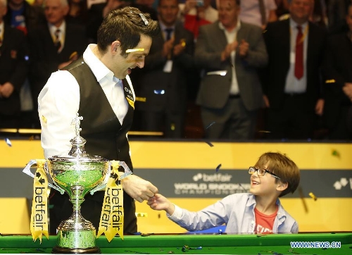 Ronnie O'Sullivan (L) of England celebrates with his son Ronnie Junior during the awarding ceremony for 2013 World Snooker Championship at the Crucible Theatre in Sheffield, Britain, May 6, 2013. Ronnie O'Sullivan sealed his fifth world title by defeating Barry Hawkins of England with 18-12 in the final. (Xinhua/Wang Lili) 