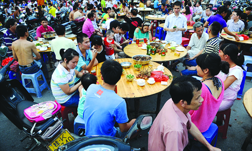 Local residents gather at a riverside road in Yulin to eat dog meat on June 21. Photo: Li Hao/GT