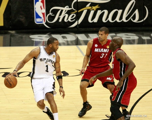 San Antonio Spurs Tracy McGrady (L) drives the ball during the Game 3 of the 2013 NBA Finals against Miami Heat in San Antonio, Texas, the United States, June 11, 2013. San Antonio Spurs won 113-77. (Xinhua/Song Qiong)