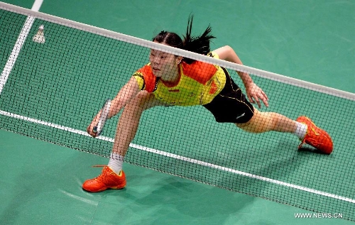 Li Xuerui of China returns a shot during the 2013 Sudirman Cup world mixed team badminton championship against Indonesia's Aprilia Yuswandari in Kuala Lumpur, Malaysia, on May 21, 2013. Li won 2-1. (Xinhua/Chen Xiaowei)