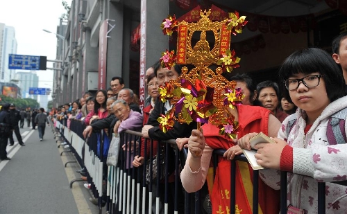 &nbsp;Visitors view a parade of a temple fair in Guangzhou, capital of south China's Guangdong Province, Feb. 24, 2013. The 7-day-long temple fair, as a cultural carnival, will showcase various cultural forms such as folk customs, praying culture and cuisine culture. (Xinhua/Lu Hanxin) 