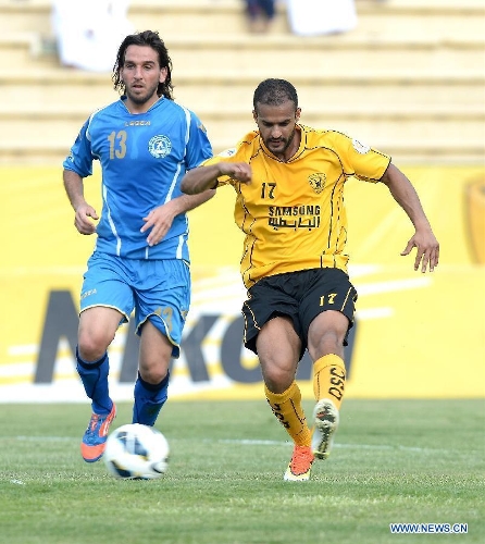  Bader Mutawa (R) of Kuwait's Qadsia SC vies with Ala AL Shaqran (L) of Jordan's Ramtha SC during the AFC CUP 2013 Football match in Kuwait City, Kuwait, on April 30, 2013. The match ended in a draw 2-2. (Xinhua/Noufal Ibrahim) 