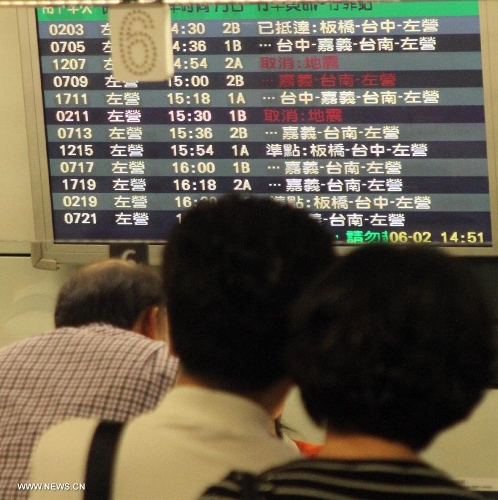 Passengers change or return tickets at a high speed railway station in Taipei, southeast China's Taiwan, June 2, 2013. A 6.7-magnitude quake jolted Nantou County in the central Taiwan Island Sunday afternoon, with no casualties reported. (Xinhua/Wu Ching-teng) 