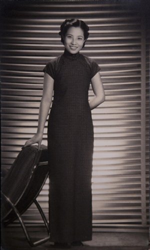Between 1932 and 1938, Shanghai women wore full-length cheongsams.