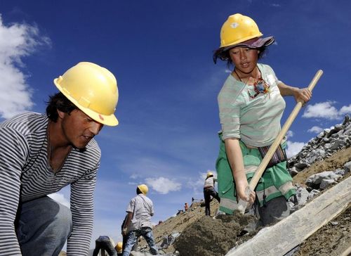Workers are busy at a construction site of the railway linking Lhasa and Xigaze in Southwest China's Tibet Autonomous Region, September 21, 2012. The railway runs 253 kilometers with a designed transportation capacity of more than 8.3 million tonnes every year. The construction work started in 2010 and it is estimated to finish in 2014. Photo: Xinhua