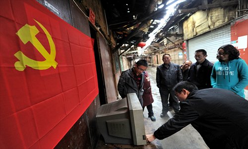 Villagers in Xuan'en county in Tujia Miao Autonomous Prefecture of Enshi, Hubei Province set up a TV for locals to watch the 18th Party congress that convenes Thursday. The county plans to establish 303 such sites to ensure that people from ethnic minorities will not miss the event. Photo: CFP