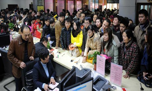 Couples crowd the marriage registration office in Zhengzhou, capital of Central China's Henan Province, January 4, 2013.  Quite a number of couples flocked to tie the knot on January 4, 2013, or 2013/1/4, which sounds like 