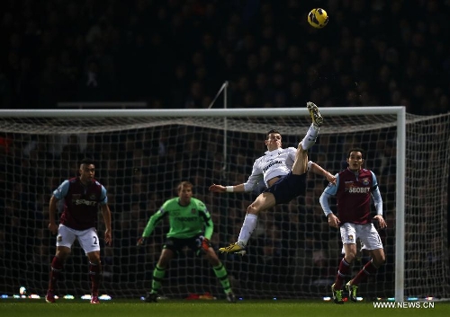 Gareth Bale (2nd R) of Tottenham Hotspur shoots during the Barclays Premier League match between West Ham United and Tottenham Hotspur at the Boleyn Ground, Upton Park, in London, Britain on February 25, 2013. Tottenham Hotspur won 3-2 and lift into third in the table. (Xinhua/Wang Lili)  
