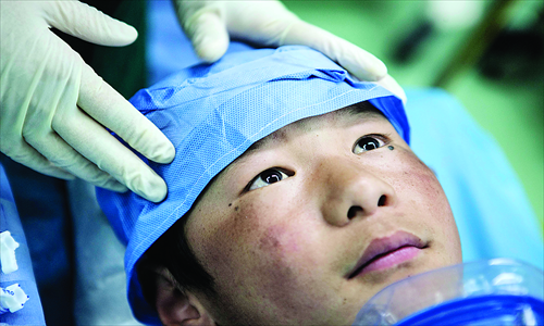 Rigzin Dorje, 14, appears very calm before receiving an anesthetic. Photo: Li Hao/GT