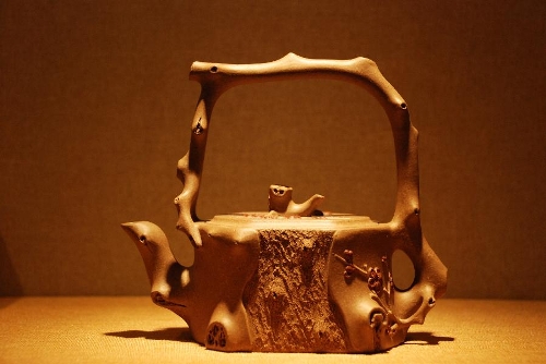 Photo taken on Jan. 23, 2013 shows a purple clay teapot at China Plum Blossom Art Center in Nanjing, capital of east China's Jiangsu Province. The China Plum Blossom Art Center with the theme of plum blossom will be officially open to the public in February this year. (Xinhua/Li Xiang) 