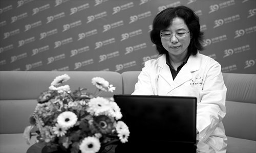 Doctor Xi Liyan from Sun Yat-sen Memorial Hospital answering questions online.