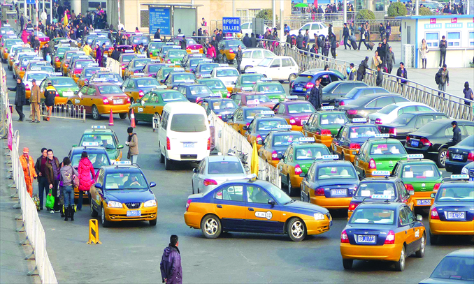 Taxis pack on street in front of the Beijing Railway Station to get passengers during the Spring Festival travel season. Photo: CFP