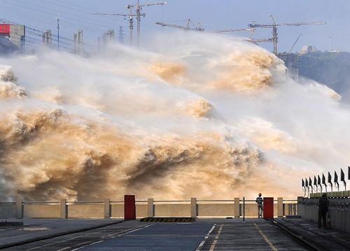 The Three Gorges Dam releases flood water through spillways in Yichang, Central China's Hubei Province, July 25, 2012. The biggest flood peak, of 71,200 cubic meters per second, in nine years smoothly passed the Three Gorges Dam as the water inflow into the dam receded on Wednesday morning. Photo: Xinhua