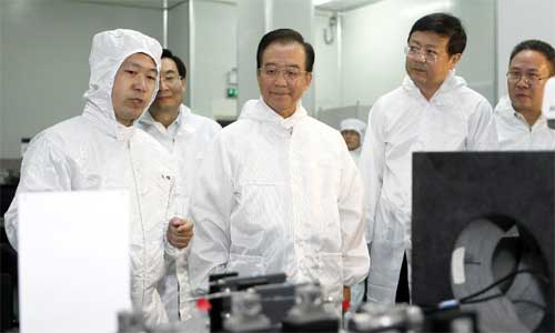 Chinese Premier Wen Jiabao (C) visits a lab in Tsinghua University in Beijing, capital of China, Sept. 14, 2012. Wen paid a visit to Tsinghua University Friday. Photo: Xinhua