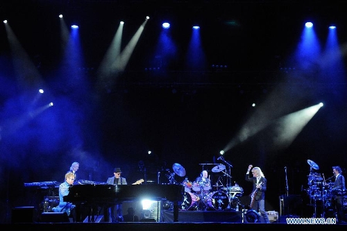 British singer Elton John (front L) performs during his concert at the Gran Parque Central in Montevideo, capital of Uruguay, March 4, 2013. (Xinhua/Nicolas Celaya) 
