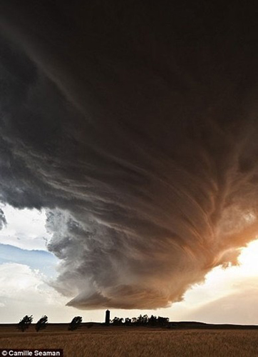 American photographer Camille Seaman is well-known for haunting photos of polar region. Here is a collection of her works about tornado. Photo: www.cnr.cn