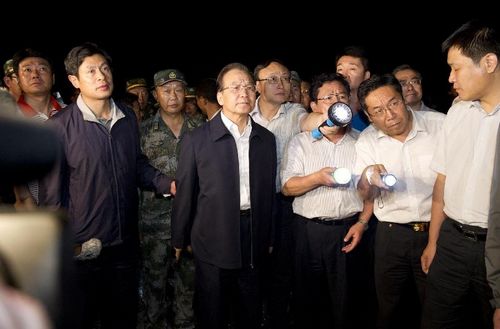 Chinese Premier Wen Jiabao inspects the earthquake-hit Yiliang County, Southwest China's Yunnan Province, September 8, 2012. Premier Wen Jiabao arrived in Yiliang County early Saturday to inspect the quake-stricken areas and direct rescue operations. Photo: Xinhua