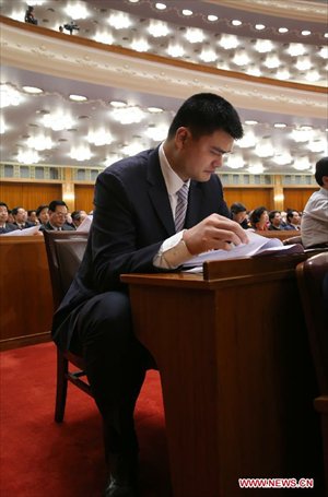 Yao Ming (center), a member of the 12th National Committee of the Chinese People's Political Consultative Conference (CPPCC), attends the opening meeting of the first session the 12th CPPCC National Committee at the Great Hall of the People in Beijing, capital of China, March 3, 2013. The first session of the 12th CPPCC National Committee opened in Beijing on March 3. (Xinhua/Liu Weibing)