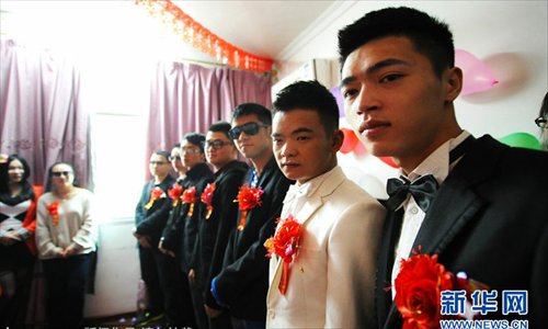 During the National Day holidays, 24-year-old Lu Zhong and his gay partner 20-year-old Liu Wanqiang held a public wedding ceremony in their hometown of Ningde, Fujian province. The couple met and fell in love 2 years ago and their engagement in Dongguan caused a big stir throughout China.Photo: China.org.cn