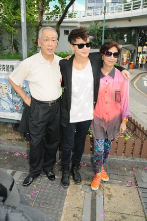 Hong Kong pop singer Denise Ho (center) won support from fans and her parents when she came out of the closet in November last year. Photo: CFP