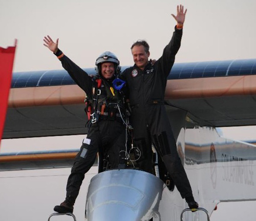 Pilot Bertrand Piccard (L) and project initiator Andrew Borschberg waves after Solar Impulse arrived at its home base in Payerne, Switzerland, July 24, 2012. The world's biggest solar powered aircraft, Solar Impulse, on Tuesday touched down at its home base in Payerne, Switzerland, crossing the finish-line for its fuel-free intercontinental voyage. Photo: Xinhua