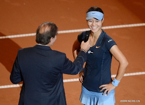 Li Na (R) of China is interviewed after winning the quarter final match of Porsche Tennis Grand Prix against Petra Kvitova of the Czech Republic in Stuttgart, Germany, on April 26, 2013. Li Na won 2-0. (Xinhua/Ma Ning) 