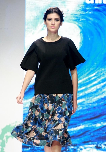 A model presents a creation made with materials displayed at Interstoff Asia Essential-Spring 2013 exhibition in south China's Hong Kong, March 13, 2013. The three-day exhibition kicked off on Wednesday at Hong Kong Convention & Exhibition Centre. (Xinhua/Jin Yi)