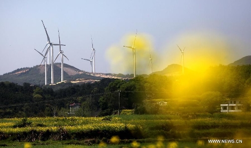 Photo taken on April 7, 2013 shows the Bijiashan Wind Power Plant beside the Poyang Lake in Jiujiang City, east China's Jiangxi Province. The Bijiashan Wind Power Plant, invested by China Power Investment Corporation, has been put into operation with 48 megawatts of installed generating capacity. Currently, there are five wind power plants around the Poyang Lake, respectively Jishanhu, Changling, Daling, Laoyemiao and Bijiashan. (Xinhua/Fu Jianbin) 
