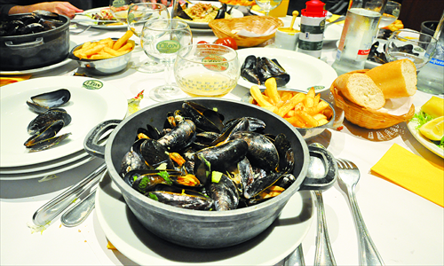 Mussels served at Chez Leon