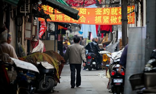 A banner over longtang in East Siwenli urges people to sign up for relocation. Photo: Cai Xianmin/GT