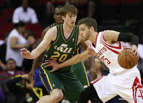 Houston Rockets' Chandler Parsons (R) drives the ball during the NBA basketball game against Utah Jazz, March 20, 2013, in Houston.Rockets beat Jazz 100-93. (Xinhua/Song Qiong)&nbsp; 
