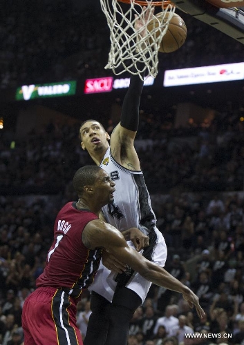 San Antonio Spurs Danny Green (R) goes to the basket during the Game 3 of the 2013 NBA Finals against Miami Heat in San Antonio, Texas, the United States, June 11, 2013. San Antonio Spurs won 113-77. (Xinhua/Yang Lei)
