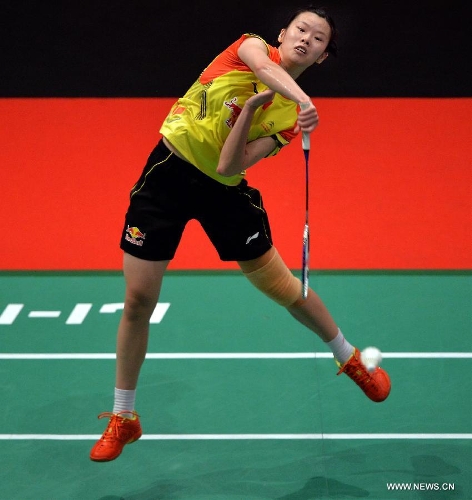 Li Xuerui of China returns a shot during the 2013 Sudirman Cup world mixed team badminton championship against Indonesia's Aprilia Yuswandari in Kuala Lumpur, Malaysia, on May 21, 2013. Li won 2-1. (Xinhua/Chen Xiaowei)