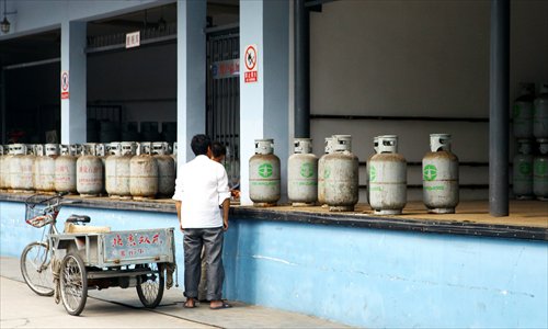 A man buys liquefied gas at a gas center in Dongzhimen Thursday. Photo: Guo Yingguang/GT