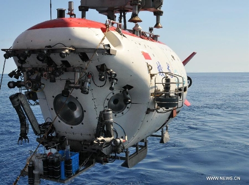 China's manned deep-sea submersible Jiaolong prepares to dive into the South China Sea, June 19, 2013. The Jiaolong manned deep-sea submersible on Wednesday carried its second scientist Qiu Jianwen, a scholar of ocean bio-diversity and fishing resource protection with Hong Kong Baptist University, as a crew member during a deep-sea dive. Jiaolong left east China's city of Jiangyin on June 10 for its first voyage of experimental application. The 113-day mission will include experiments on Jiaolong's positioning system, as well as deep-sea ecological and geological surveys in the South China Sea, biological surveying and geological sampling in the Pacific Ocean. (Xinhua/Zhang Xudong) 