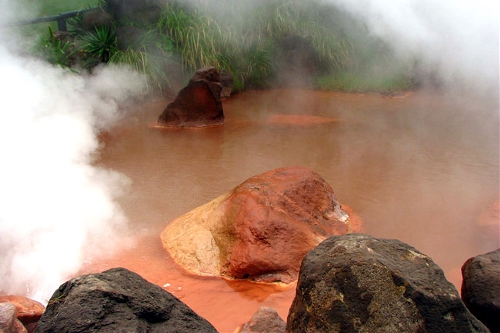 Blood Pond Hot Spring, Japan　 (Source: www.huanqiu.com)