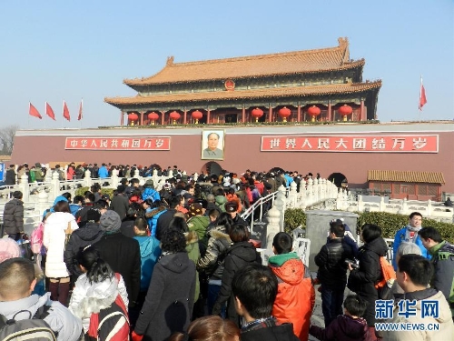 Photo taken on Feb. 12 shows tourists&nbsp;walking&nbsp;into the Gate of Heavenly Peace in Beijing. According to the statistics issued on Feb. 15, by the national holiday tourism office for coordination meeting of inter-ministry and department, the totoal number of people touring 39 major resort and tourist cities of China reached 76,000,000 during this year's seven-day Spring Festival holiday, up 15 percent year on year. And the number of tourists visiting 33 popular scenic spots across China increased by 20 percent year on year. (Source: xinhuanet.com/photo)
