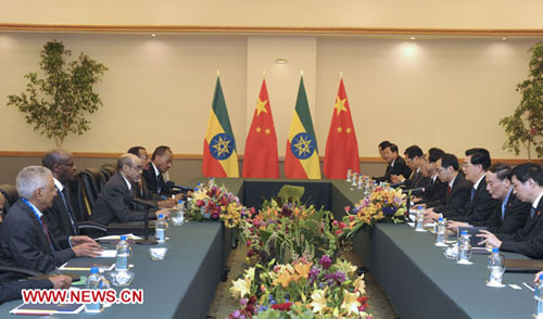 Chinese President Hu Jintao (3rd R) meets with Ethiopian Prime Minister Meles Zenawi (3rd L) in Los Cabos, Mexico, June 17, 2012. Photo: Xinhua