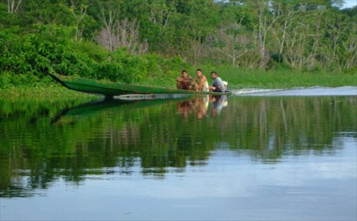 Fishermen relaxing along a river in Roraima. Photo: Chris Dalby/GT