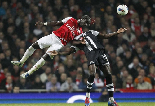 Arsenal's Bacary Sagna fight for the ball during their English Premier League match against Newcastle United at the Emirates Stadium in London. Arsenal won 2-1. Photo: Xinhua/AFP