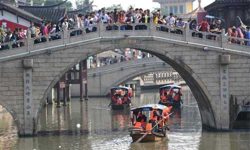 Tourists visit the ancient townlet of Qibao in Shanghai, east China, Oct. 2, 2012. As the eight-day National Day holiday came, hundreds of millions of tourists crowded into scenery spots, resorts and other tourism destinations scattered across the country. Photo: Xinhua