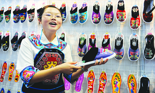 An exhibitor displays her products at the same fair. Photo: CFP