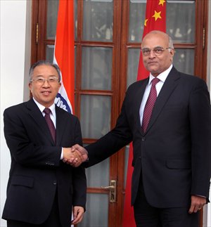 Indian National Security Adviser Shivshankar Menon (right) appears with Chinese State Councilor Dai Bingguo before the 15th Round of India-China Special Representatives Talks on border issues on January 16, 2012 in New Delhi, India. Photo: CFP