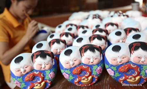 An artisan makes the traditional Chinese clay sculptures designed with the snake image in Sanya City, south China's Hainan Province, Jan. 8, 2013. The lunar year 2013 is the 