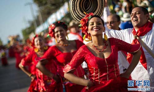 Performers participate in the carnival in Barranquilla, Colombia, February 10, 2013. Photo: Xinhua