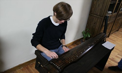 A foreigner learns to play the guqin at Shanghai Wenwan Guqin Studio.
Photo: Courtesy of the studio