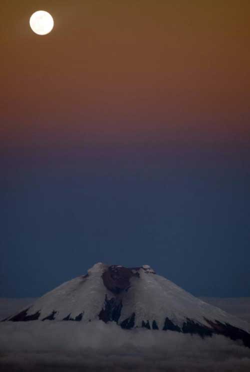 Volcano Cotopaxi is seen in Quito, capital of Ecuador, on Sept. 29, 2012. With an altitude of 5,897 meters, Cotopaxi is one of the world's highest volcanoes. Photo: Xinhua