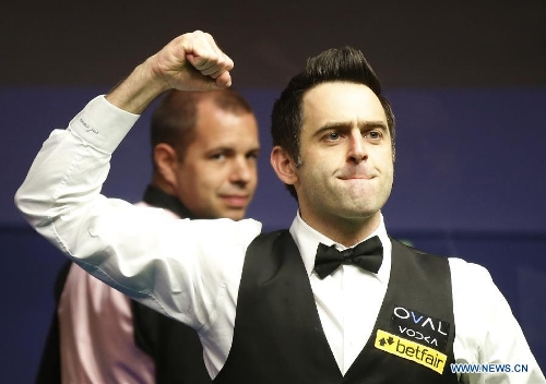 Ronnie O'Sullivan (R) of England celebrates claiming the title of the 2013 World Snooker Championship at the Crucible Theatre in Sheffield, Britain, May 6, 2013. Ronnie O'Sullivan sealed his fifth world title by defeating Barry Hawkins of England with 18-12 in the final. (Xinhua/Wang Lili) 